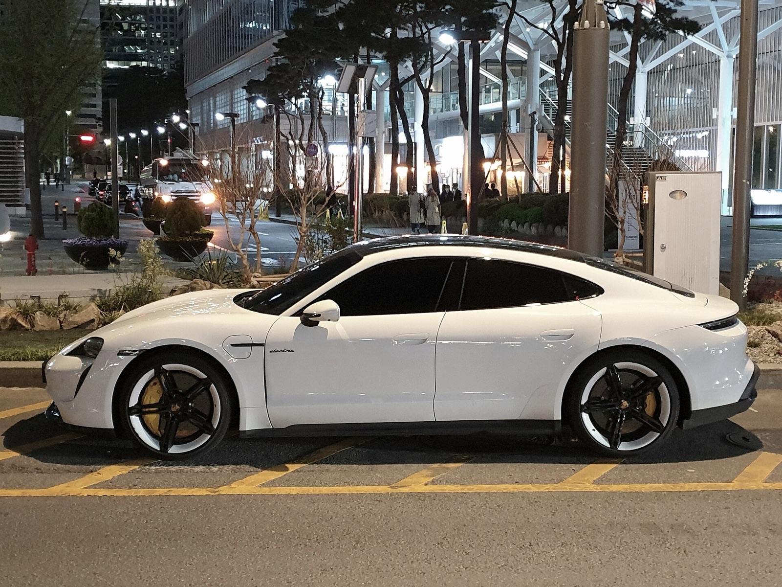 Porsche Taycan — Turbo / Turbo S